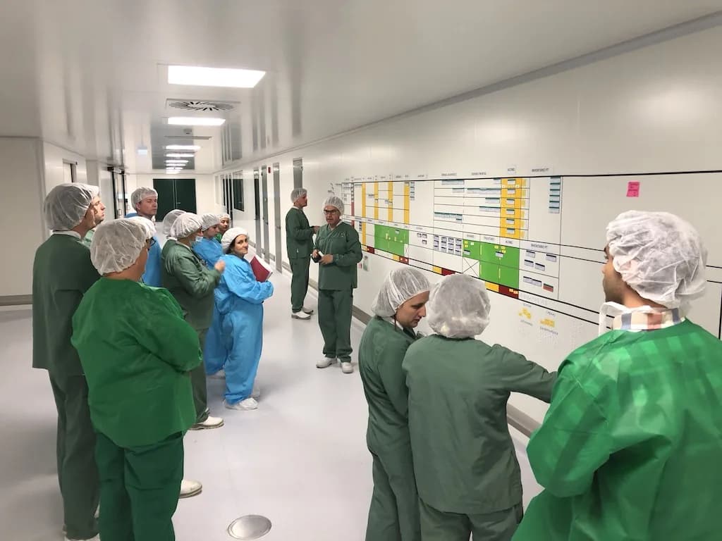 Daily Meeting am Produktionsboard bei Megalabs.