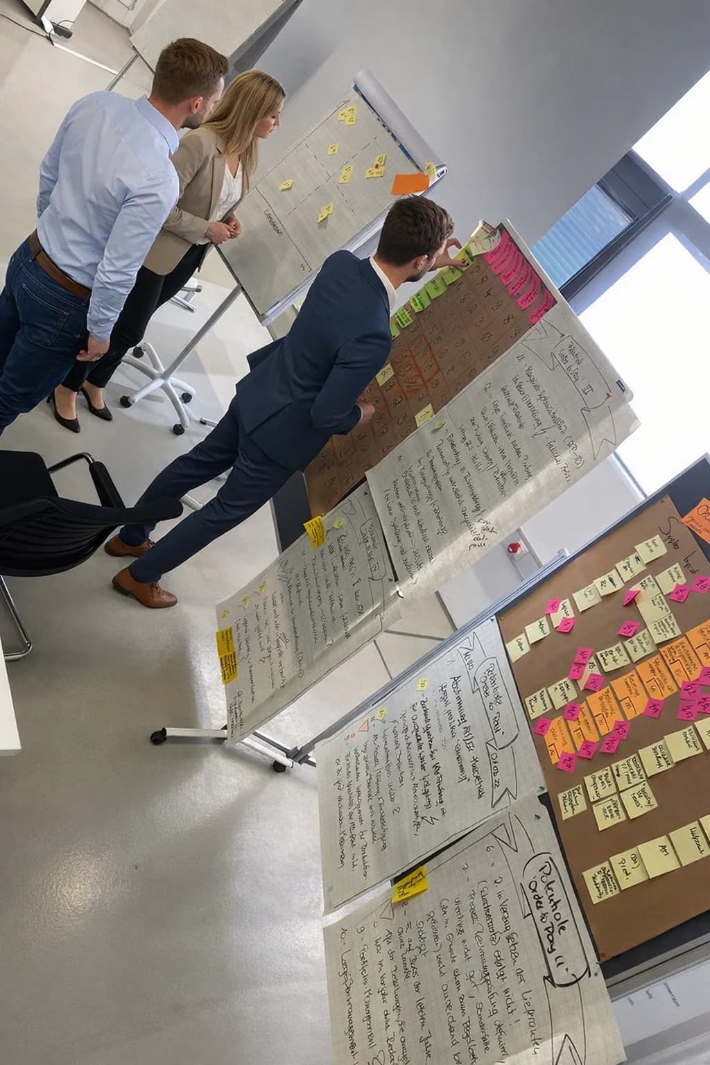 Team arbeitet im Workshop an mehreren Prozessboards.